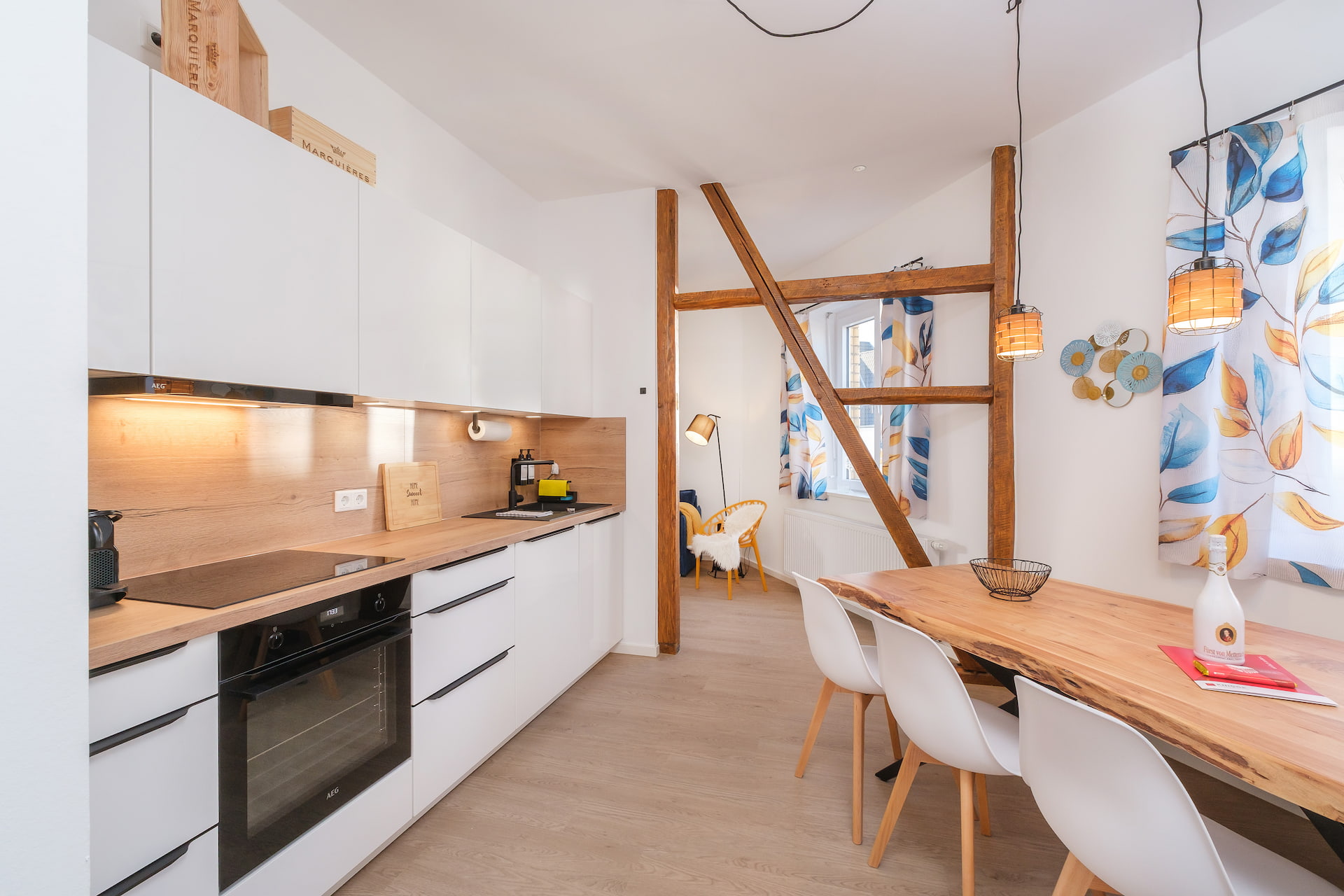 Ferienwohnung in Bergisch Gladbach, Küche und Essbereich