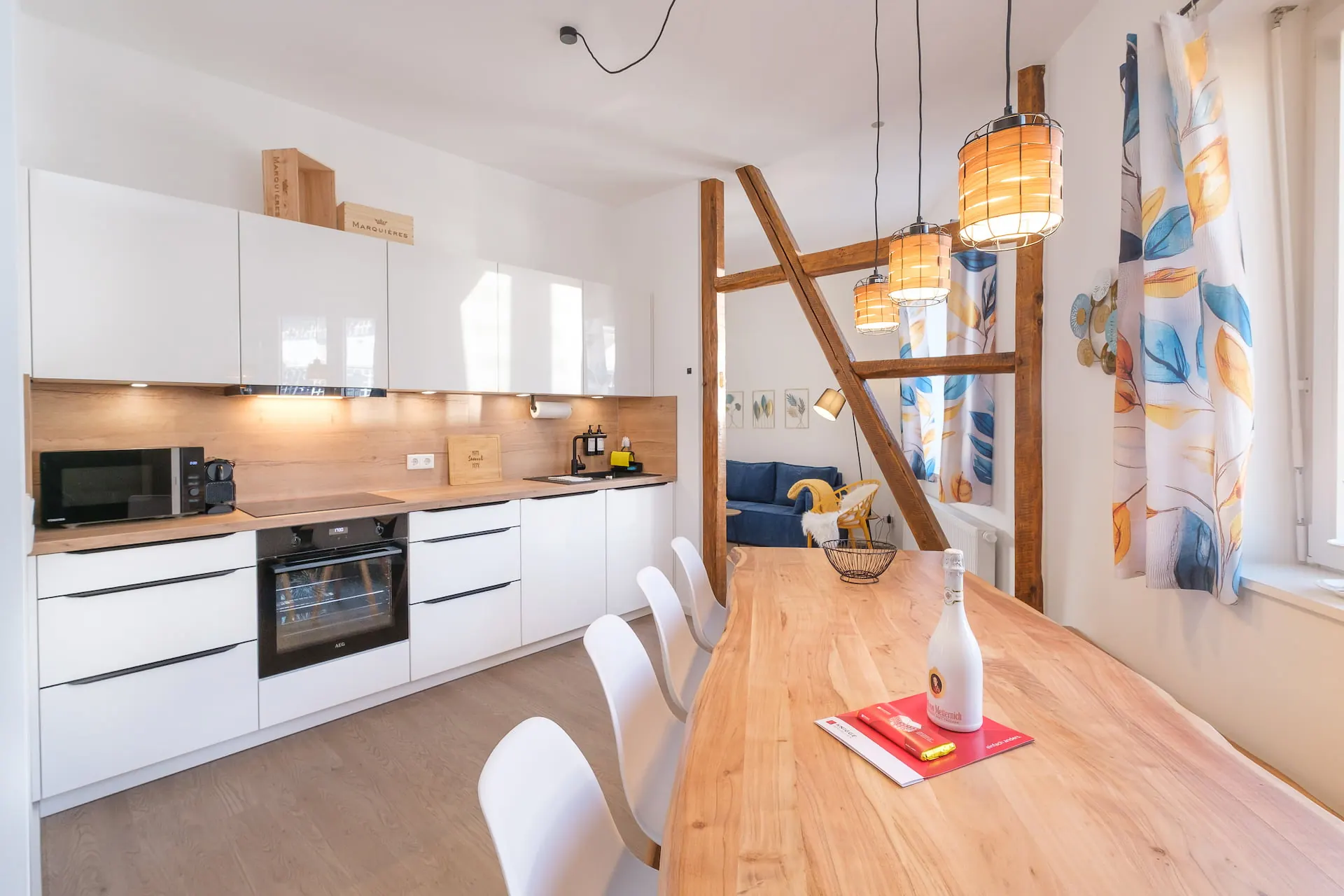Ferienwohnung in Bergisch Gladbach, Küche und Essbereich